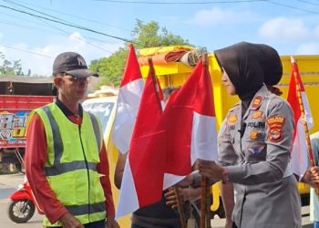 Sat Lantas Polres Pesawaran Semarakkan HUT RI, Bagikan 1.000 Bendera Merah Putih ke Pengendara