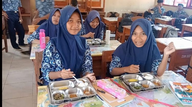 Program Makan Bergizi Gratis di Pagelaran Dikeluhkan Siswa, Makanan Tak Layak Konsumsi