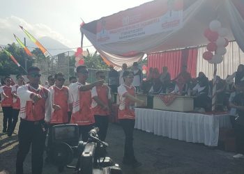 Ketua TP PKK Tanggamus Lepas Ratusan Peserta Lomba Gerak Jalan HUT RI ke-80