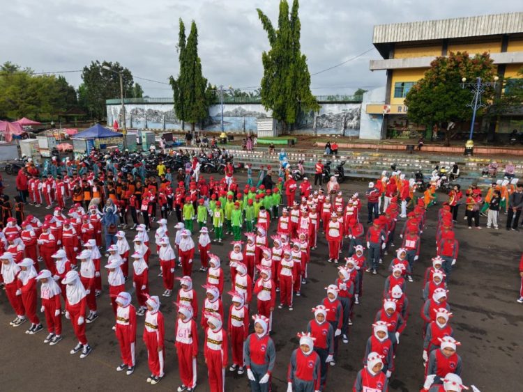Gerak Jalan SD/MI Meriahkan HUT ke-80 RI di Lampung Utara