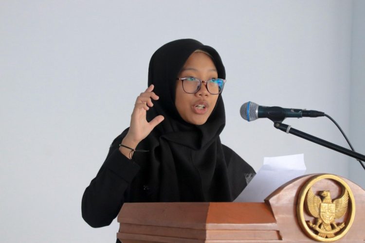 Puji Penghayatan Dzafira Adelia Dalam Lomba Baca Puisi