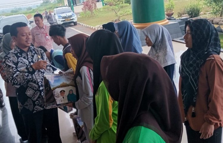 Siswa Sekolah Rakyat Asal Pringsewu Dilepas Bupati untuk Pendidikan di Lampung