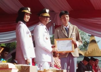 Gubernur Mirza Serahkan Hadiah Untuk Pemenang Lomba Baca Puisi Esai