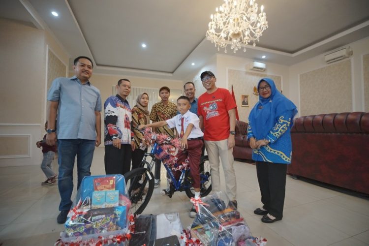 Aksi Heroik Bocah Sd Memanjat Tiang Bendera Di HUT Ke-80 RI, Raihan Diaz Rinawi Dapat Sepeda