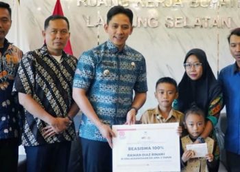 Bupati Lampung Selatan Berikan Beasiswa dan Dukungan Pendidikan untuk Bocah Pemberani Raihan Diaz Rinawi