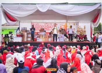 Wabup Pesawaran Meriahkan Jalan Sehat Bersama Ribuan Warga Tegineneng