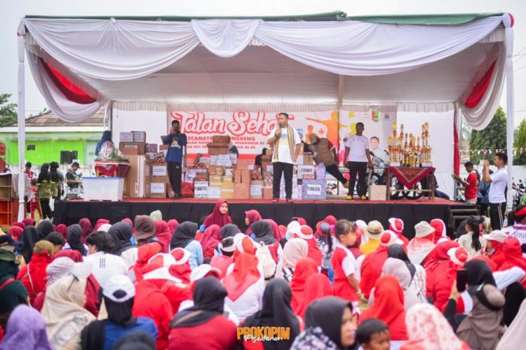 Wabup Pesawaran Meriahkan Jalan Sehat Bersama Ribuan Warga Tegineneng