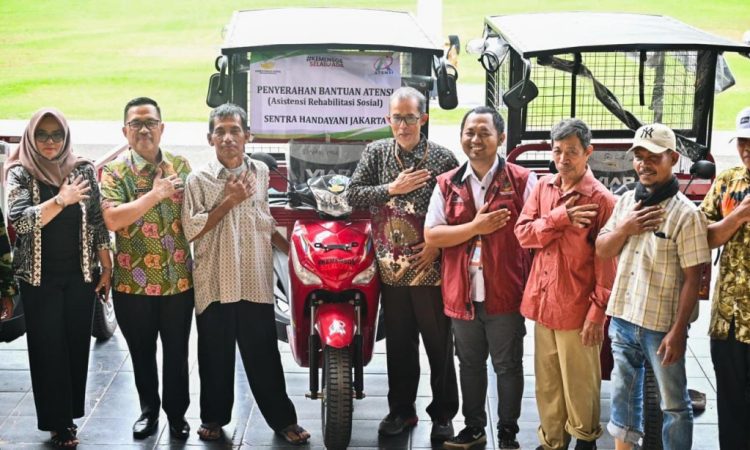 Pemkab Pesawaran Serahkan Bantuan 5 Unit Kendaraan Roda Tiga untuk Masyarakat Penyandang Disabilitas