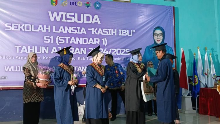 57 Lansia di Tanggamus Ikuti Wisuda Sekolah Lansia “Kasih Ibu”