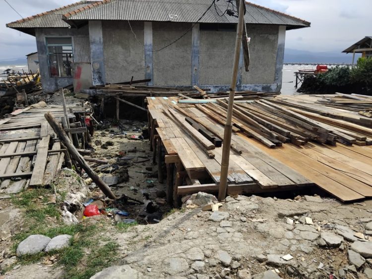 Tragedi di Panjang Selatan: Rumah Nenek Renta Roboh Tersapu Gelombang Laut, Pemkot Diminta Tanggap