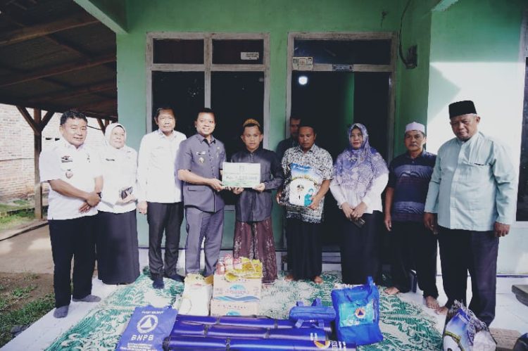 Pemkab Pringsewu Tunjukkan Kepedulian, Bupati Serahkan Bantuan kepada Keluarga Korban Kapal Tenggelam