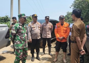 Sinergitas TNI-Polri Dampingi Wabup Tanggamus Tinjau Jalan Longsor di Limau