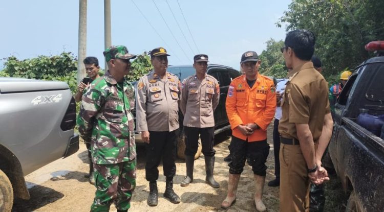 Sinergitas TNI-Polri Dampingi Wabup Tanggamus Tinjau Jalan Longsor di Limau