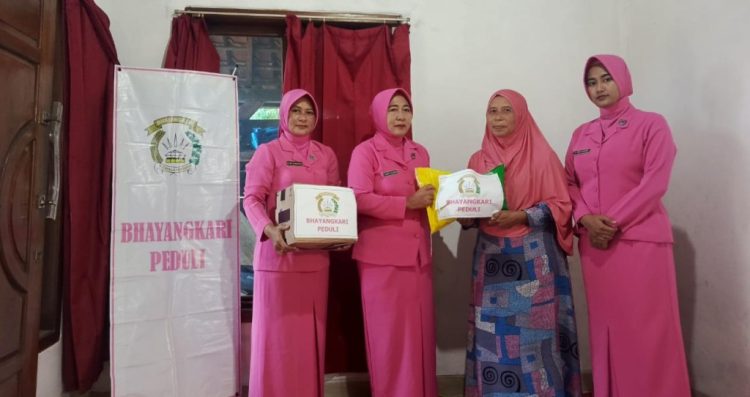 Nenek Samiyem Selamat dari Sumur 18 Meter, Polsek Sumberejo dan Bhayangkari Datangi Rumahnya dengan Bantuan dan Dukungan