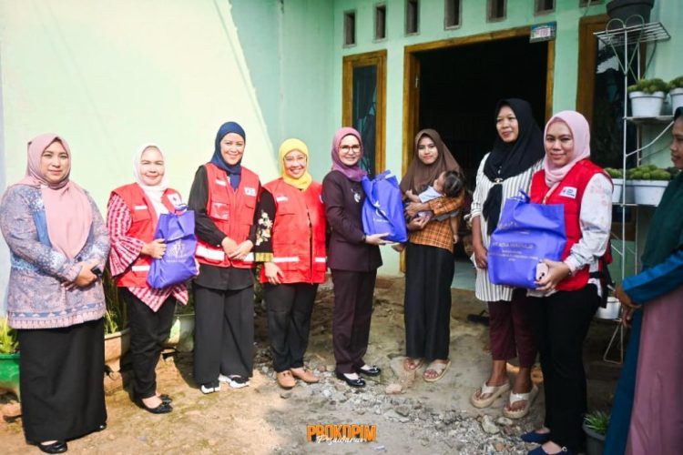 Bupati Nanda Turun Tangan, Salurkan 723 Paket Beras untuk Balita Stunting di HUT PMI ke-80