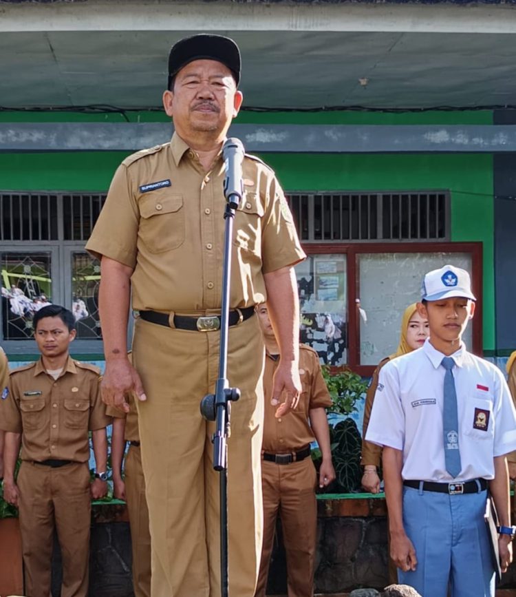 Upacara Bendera SMA Negeri 1 Kebun Tebu Penuh Haru, Kepala Sekolah Supriantoro Resmi Purna Tugas