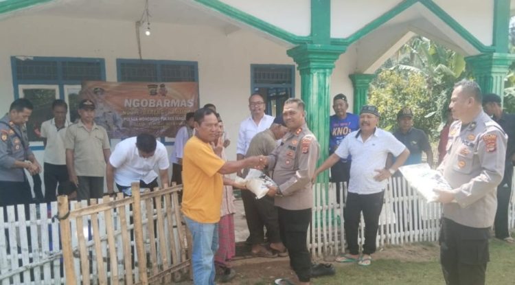 Kapolres Tanggamus Gelar Ngobarmas di Blok 3 BNS, Serap Aspirasi Warga dan Bagikan Bantuan Bahan Pokok