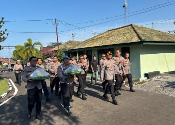 Polres Lampung Selatan Geruduk Kodim 0421, Kapolres Toni Kasmiri Serahkan Tumpeng di HUT TNI ke-80