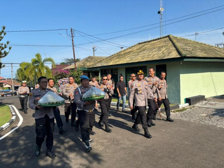 Polres Lampung Selatan Geruduk Kodim 0421, Kapolres Toni Kasmiri Serahkan Tumpeng di HUT TNI ke-80