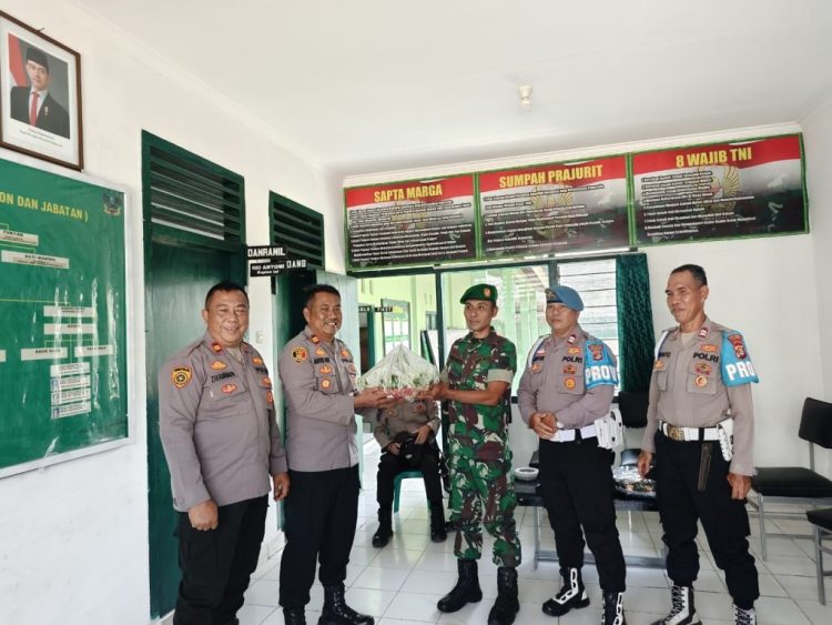 Polsek Jajaran Polres Tanggamus Serbu Lima Koramil, Perkuat Soliditas TNI–Polri di HUT ke-80 TNI