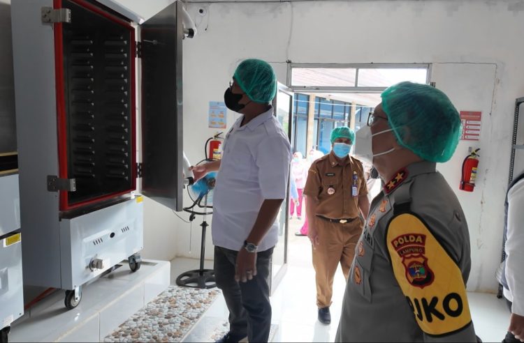 Kapolda Lampung dan Bhayangkari Pantau Langsung Penyaluran 4.074 Porsi Makan Bergizi Gratis untuk Pelajar Lampung Selatan
