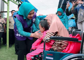 Perkuat Peran Keluarga dalam Pembangunan Daerah, Ibu Purnama Wulan Sari Mirza Motivasi Warga Pekon Marang Pesisir Barat untuk Bangkitkan Semangat Bergotong Royong
