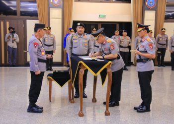 Kapolri Pimpin Sertijab Kapolda Lampung, Irjen Pol Helmy Santika Serahkan Tongkat Komando kepada Irjen Pol Helfi Assegaf