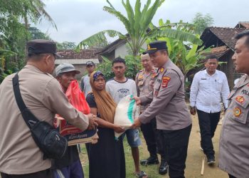 Rumah Tua di Pringsewu Roboh Mendadak, Warga dan Anak Selamat, Pemilik Lahan Beri Bantuan Mulia