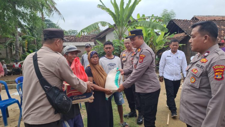 Rumah Tua di Pringsewu Roboh Mendadak, Warga dan Anak Selamat, Pemilik Lahan Beri Bantuan Mulia