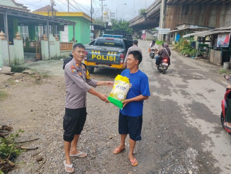 Polsek Natar Tetap Sigap Tangani Banjir di Tengah Pengamanan Nataru