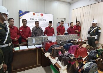 Kejati Lampung Grebek Rumah Mantan Bupati Pesawaran, Barang Mewah & Kendaraan Disita Senilai Rp45 Miliar