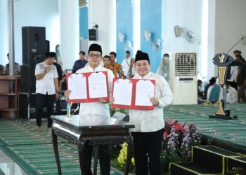 Menteri ATR Serahkan Ribuan Sertipikat Wakaf di Jawa Timur