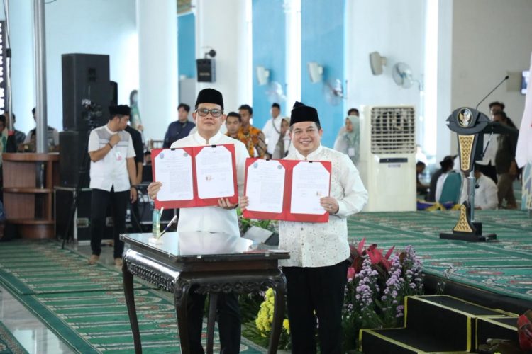 Menteri ATR Serahkan Ribuan Sertipikat Wakaf di Jawa Timur