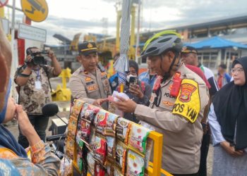 Polisi Sapa Penumpang dengan Kopi di Nataru Bakauheni