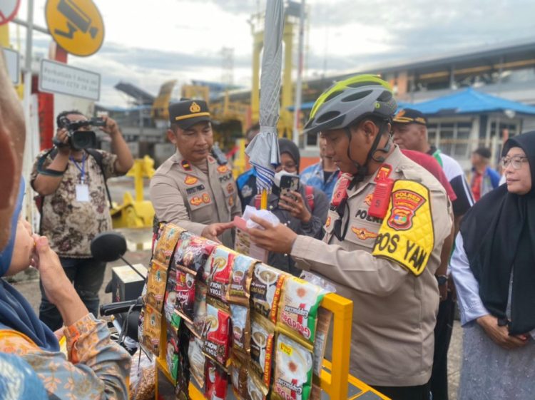Polisi Sapa Penumpang dengan Kopi di Nataru Bakauheni