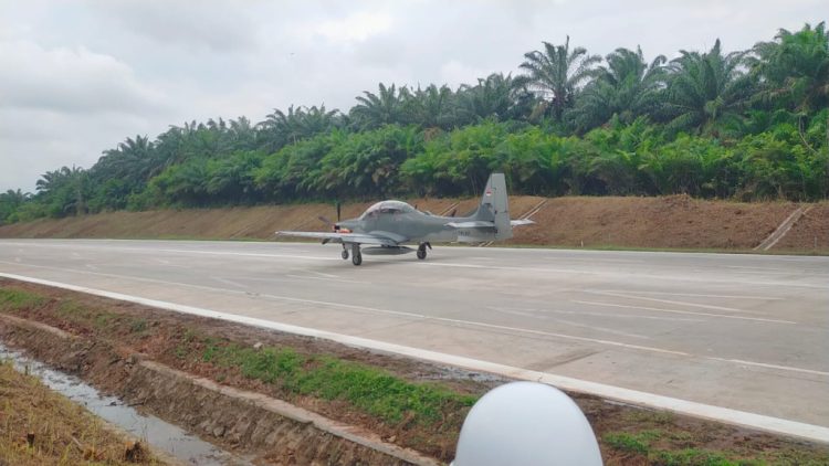 Uji Coba Perdana, F-16 dan Super Tucano TNI AU Gunakan Tol Lampung sebagai Runway