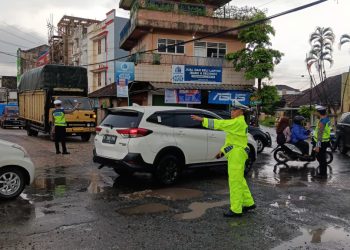 Jalinbar Pringsewu Tergenang, Satlantas Alihkan Kendaraan ke Jalur Alternatif