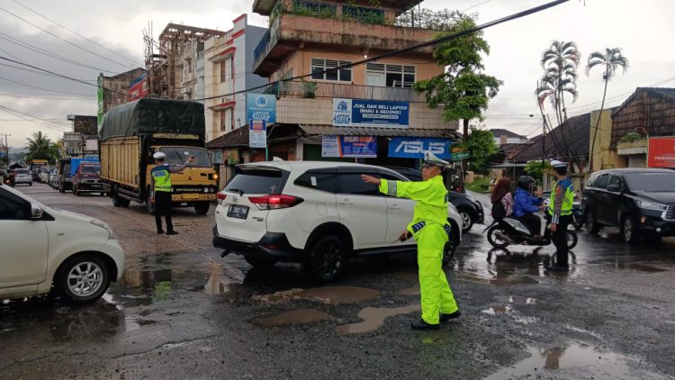 Jalinbar Pringsewu Tergenang, Satlantas Alihkan Kendaraan ke Jalur Alternatif