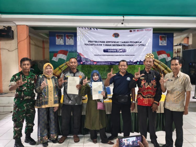 BPN Pringsewu Tuntaskan Penyerahan Sertipikat PTSL 2025 di Gading Rejo