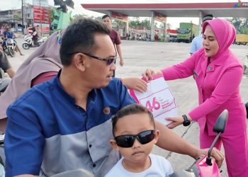 Pelabuhan Bakauheni Diwarnai Aksi Berbagi, Bhayangkari Lampung Selatan Turun ke Jalan