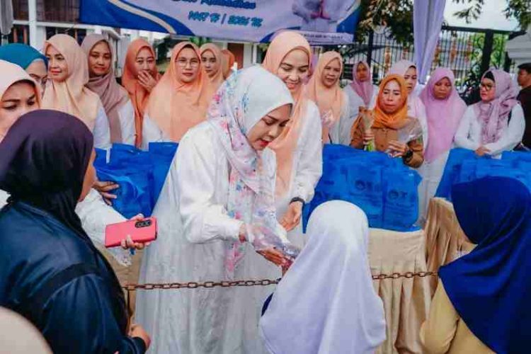 TP. PKK dan DWP Lampung Bagikan Ratusan Takjil di Awal Ramadan