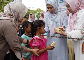 TP. PKK, DWP, dan OPD Lampung Bagikan Takjil untuk Warga