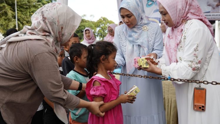 TP. PKK, DWP, dan OPD Lampung Bagikan Takjil untuk Warga