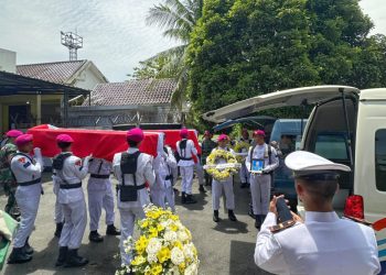 Prosesi Militer Sambut Jenazah Kopda Marinir Mahfudi, Pemprov Lampung Sampaikan Belasungkawa