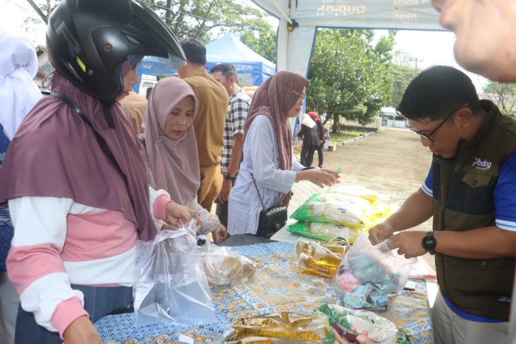 Warga Antusias Serbu Pasar Murah Satgas Ketahanan Pangan di Kalianda