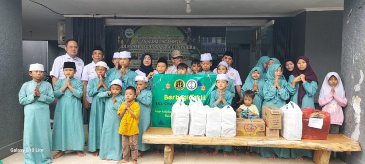 Alumni Lintas Generasi SMANSA Gelar Aksi Berbagi Takjil Ramadan