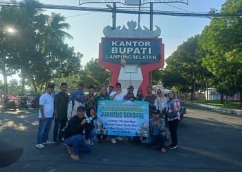 300 Paket Takjil Dibagikan Jurnalis Lampung Selatan di Senja Ramadhan