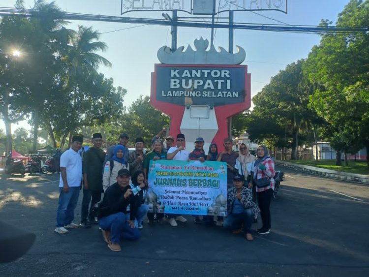 300 Paket Takjil Dibagikan Jurnalis Lampung Selatan di Senja Ramadhan