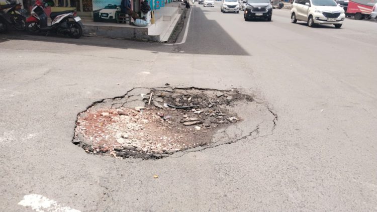 Jalan Rusak di Bandar Lampung Disorot, Warga Desak Pemkot Segera Berbenah
