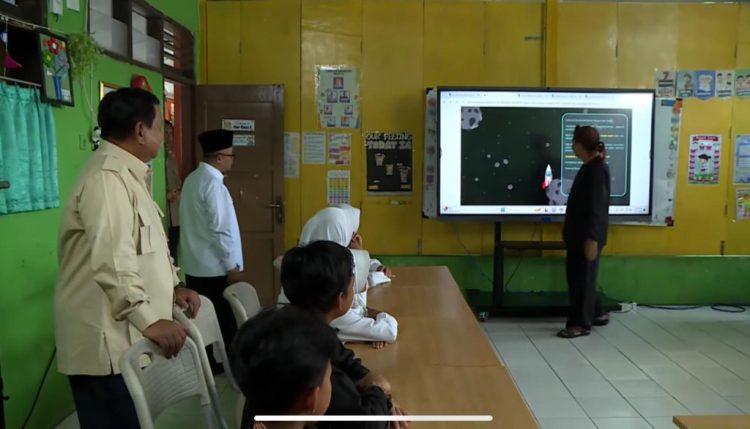 Ratusan Sekolah di Lampung Belum Terima Smart Board dan Laptop